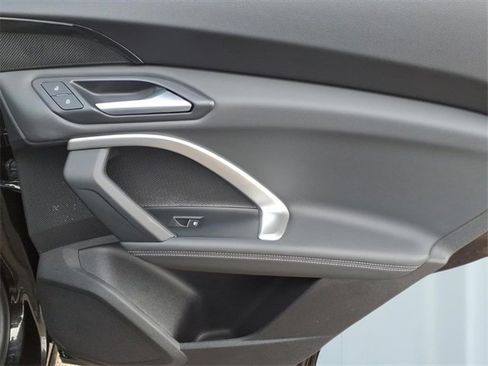 Used 2025 Audi Q5 Premium w/ Convenience Package image 11