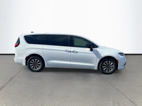 New 2025 Chrysler Pacifica Select image 12