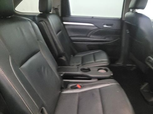 Used 2018 Toyota Highlander XLE image 19