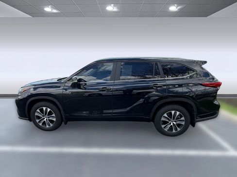 Used 2023 Toyota Highlander XLE image 2