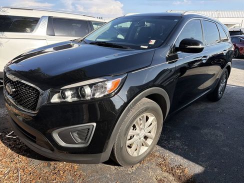 Used 2017 Kia Sorento FWD w/ LX Convenience Package image 2