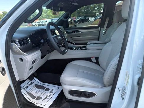 Used 2025 Jeep Wagoneer Series II AWD/4WD image 9