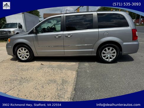 Used 2016 Chrysler Town & Country Touring FWD image 8