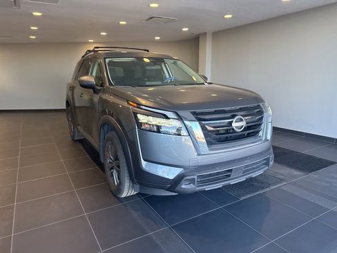 Used 2024 Nissan Pathfinder SV image 3