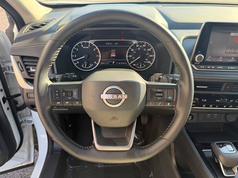 Used 2025 Nissan Rogue SV FWD image 26