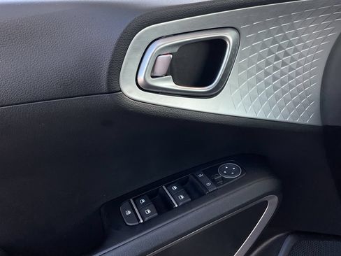 Used 2025 Kia Soul LX w/ LX Technology Package FWD image 12