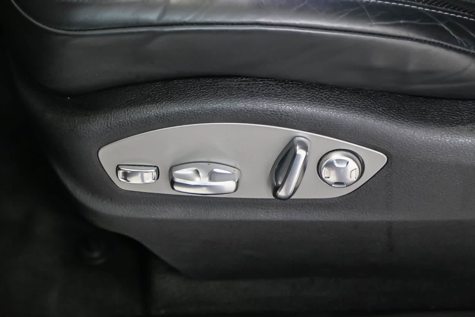 Used 2024 Porsche Macan AWD/4WD image 25