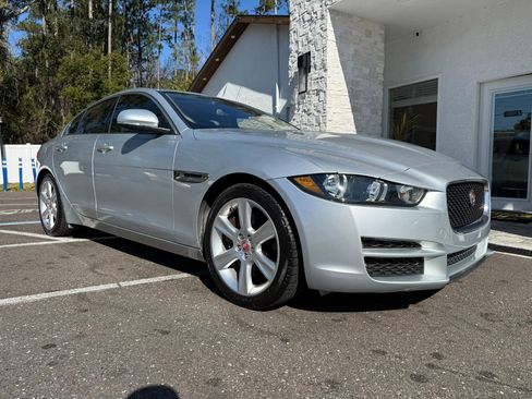 Used 2017 Jaguar XE Premium image 15