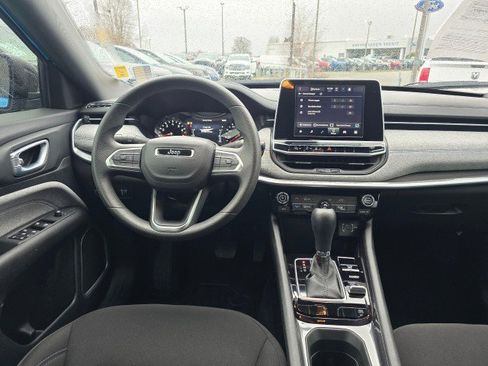 Used 2025 Jeep Compass Sport image 22