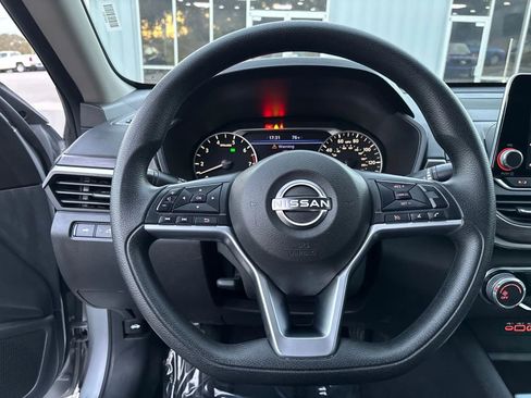 Used 2024 Nissan Altima 2.5 SV image 14