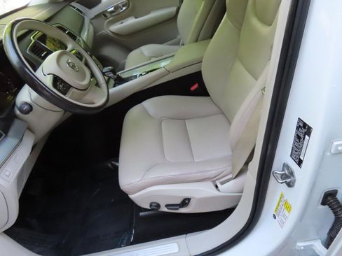 Used 2018 Volvo XC90 T6 Momentum w/ Convenience Package AWD/4WD image 9