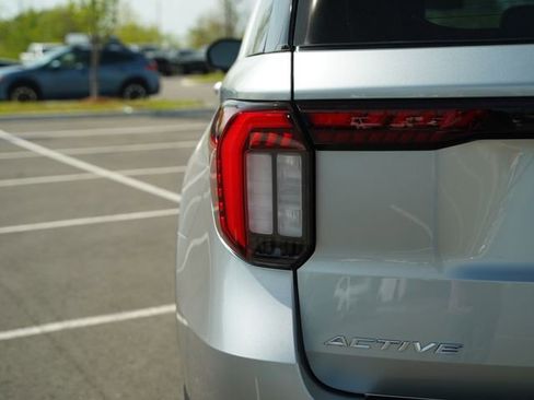Used 2025 Ford Explorer Active AWD/4WD image 37