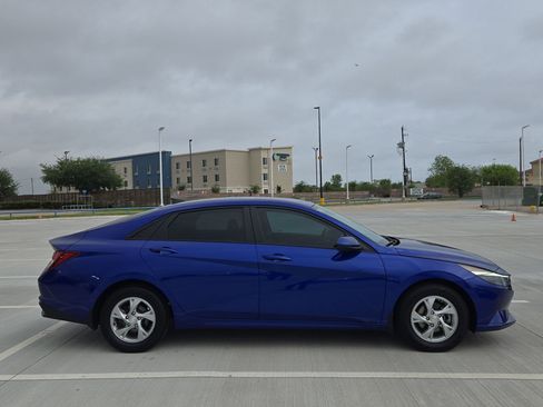 Used 2023 Hyundai Elantra SE image 2