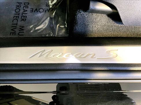 Certified 2021 Porsche Macan S AWD/4WD image 19