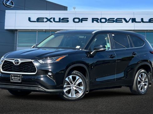 Used 2024 Toyota Highlander XLE image 1