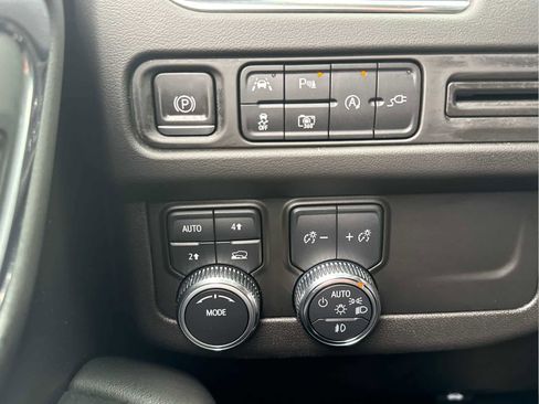 Used 2022 GMC Yukon SLT w/ SLT Premium Package image 16