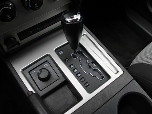 Used 2007 Dodge Nitro SXT image 8