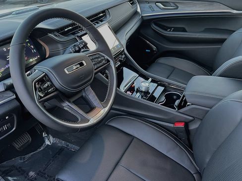 Used 2024 Jeep Grand Cherokee Overland w/ Luxury Tech Group IV AWD/4WD image 9