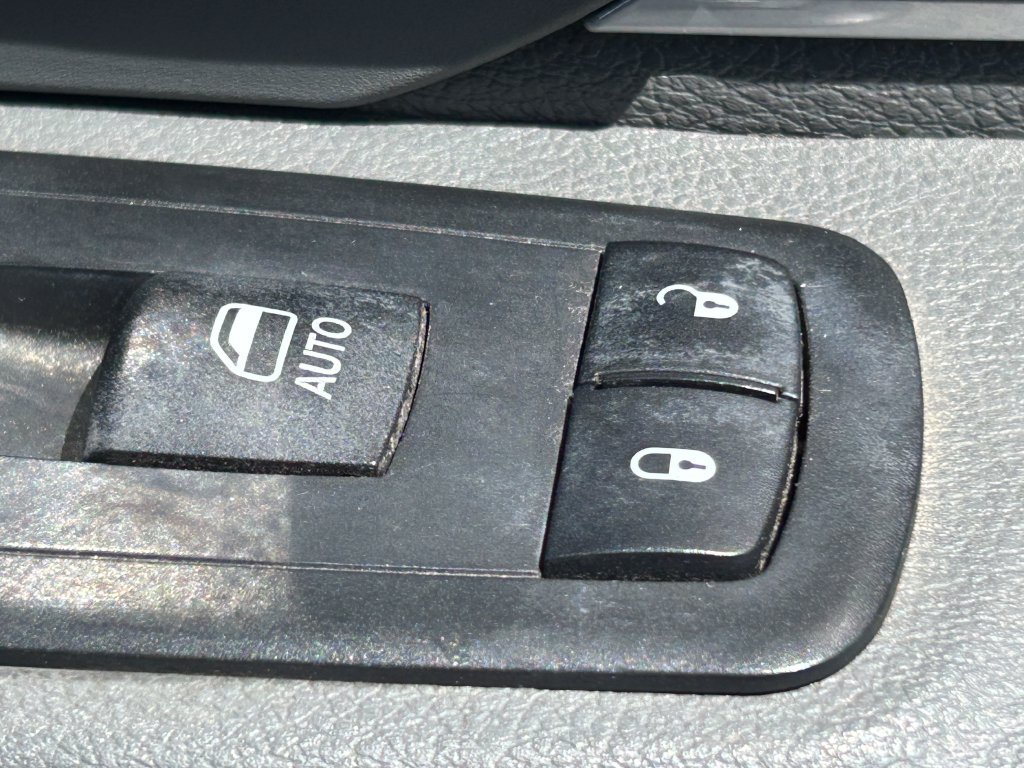 Used 2017 RAM 1500 Classic SLT AWD/4WD image 32