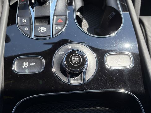 Used 2024 Bentley Bentayga image 35