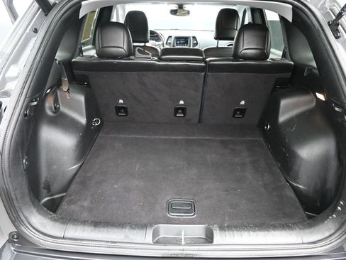 Used 2020 Jeep Cherokee Latitude Plus w/ Comfort/Convenience Group image 11