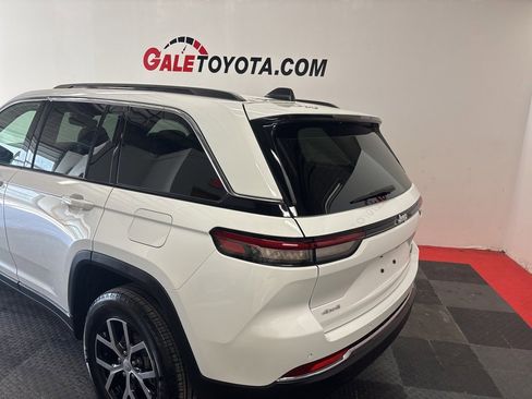 Used 2024 Jeep Grand Cherokee Limited image 7