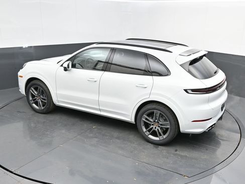 Certified 2025 Porsche Cayenne AWD/4WD image 31