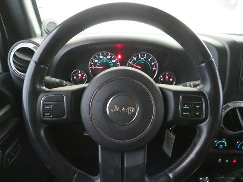 Used 2014 Jeep Wrangler Unlimited Sahara image 17