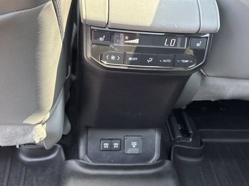 Used 2021 Toyota Highlander Platinum AWD/4WD image 21