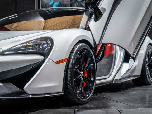 Used 2018 McLaren 570S Spider image 36