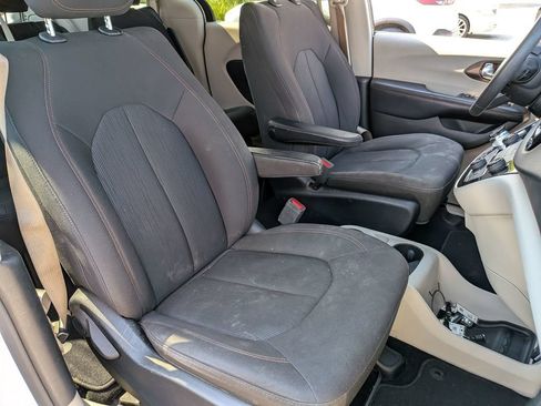 Used 2017 Chrysler Pacifica Touring w/ Tire & Wheel Group FWD image 34