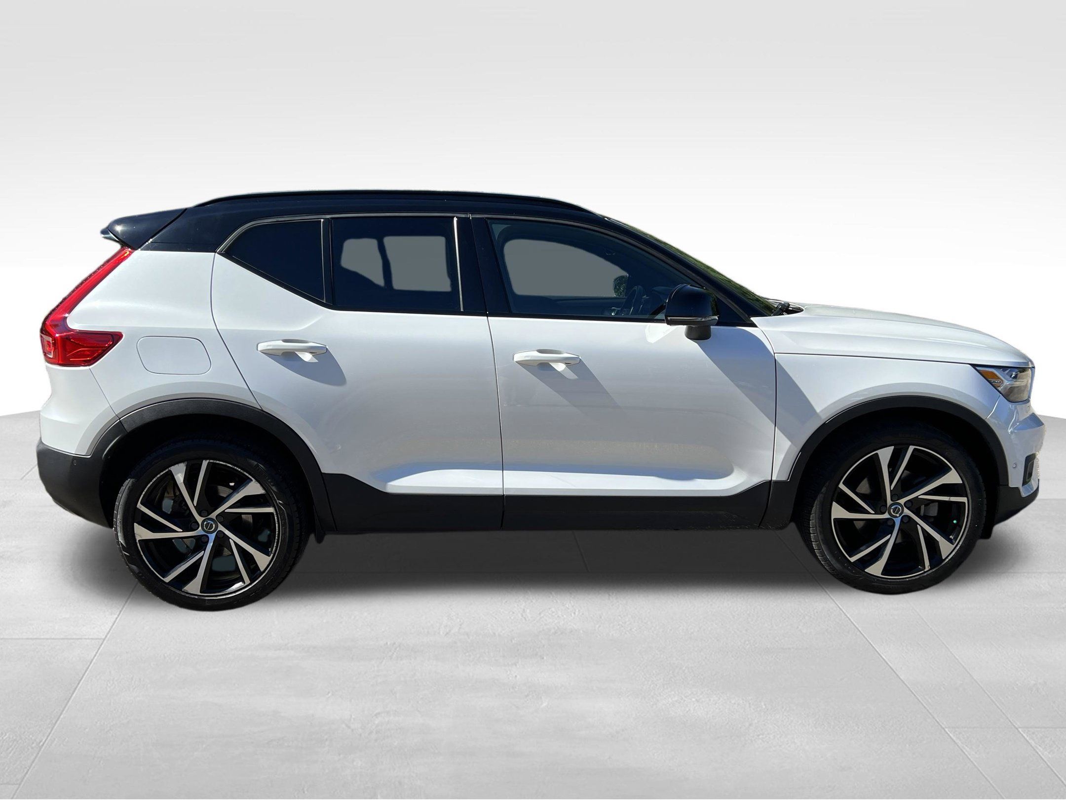 Used 2022 Volvo XC40 T5 R-Design w/ Advanced Package AWD/4WD image 5