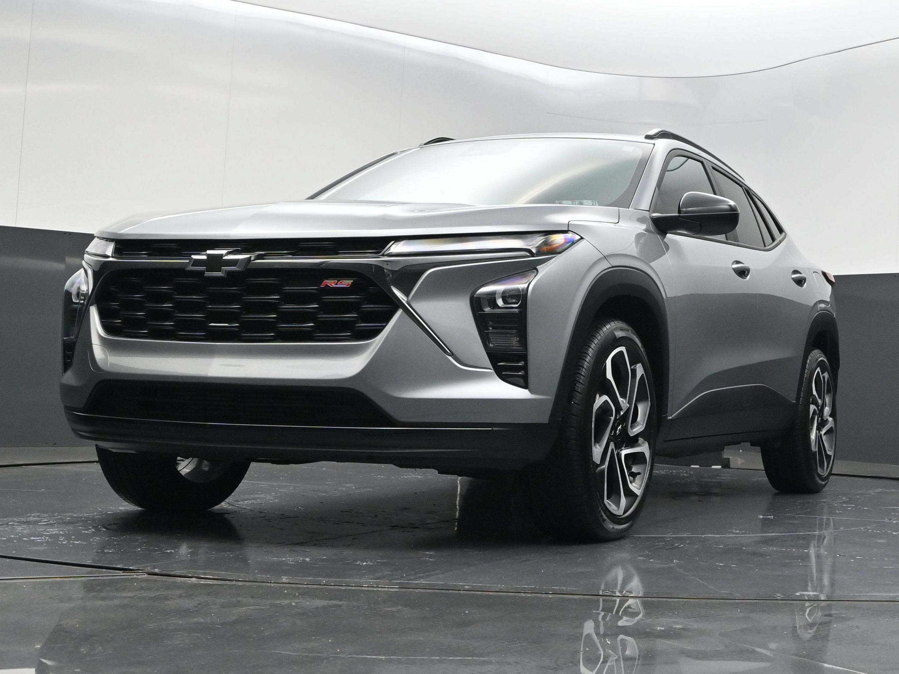 Used 2025 Chevrolet Trax RS w/ Sunroof Package FWD image 40