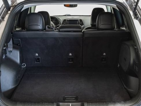 Used 2019 Jeep Cherokee Limited FWD image 37