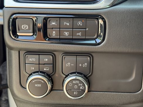 Used 2025 GMC Yukon XL Denali image 24