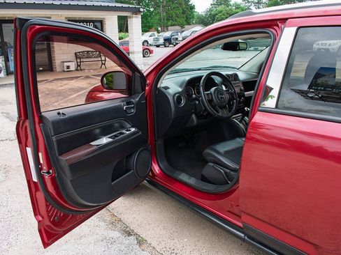 Used 2014 Jeep Compass Latitude FWD image 10