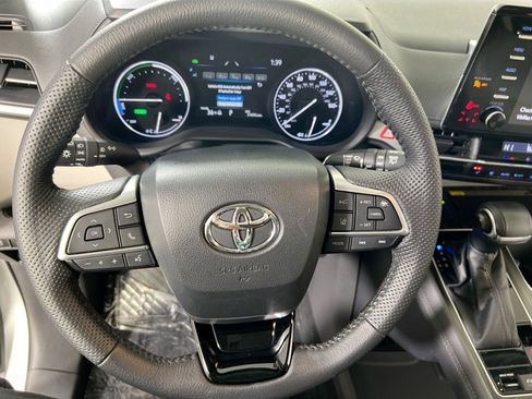 Used 2022 Toyota Sienna Limited image 11