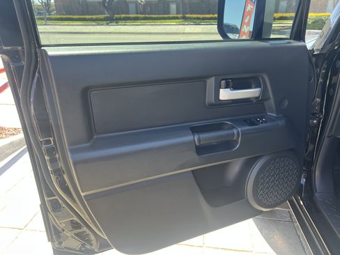 Used 2013 Toyota FJ Cruiser 4WD image 11