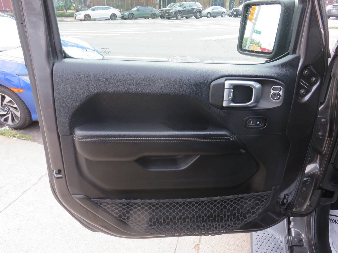 Used 2018 Jeep Wrangler Unlimited Sahara AWD/4WD image 25