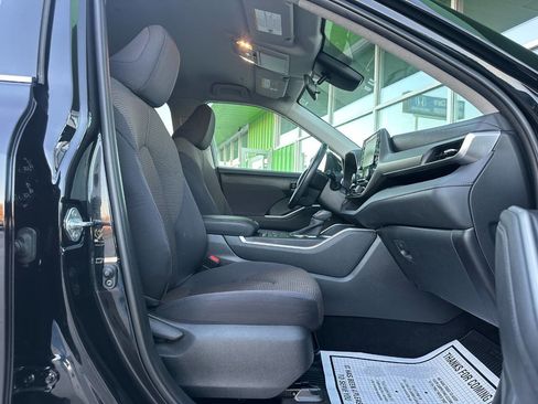 Used 2020 Toyota Highlander LE image 18