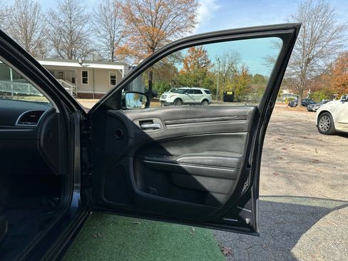 Used 2016 Chrysler 300 Limited image 20