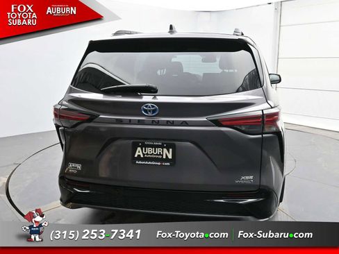 Used 2022 Toyota Sienna XSE w/ XSE Plus Package image 4