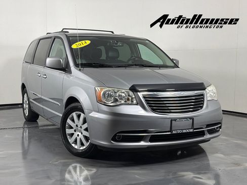 Used 2014 Chrysler Town & Country Touring FWD image 1
