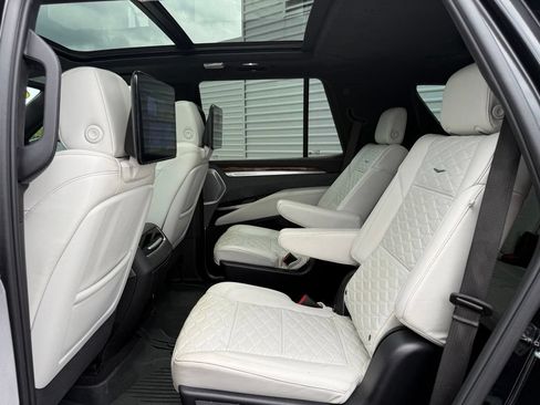 Used 2025 Cadillac Escalade Sport Platinum w/ LPO, ONYX Package AWD/4WD image 27