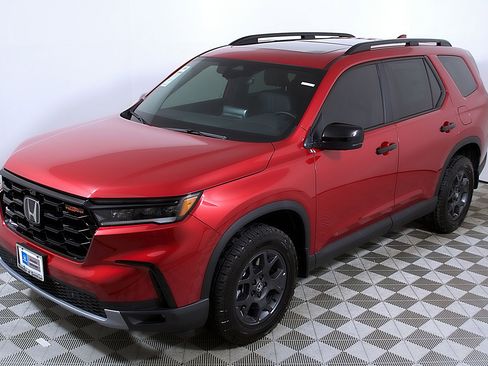 Used 2023 Honda Pilot TrailSport image 3