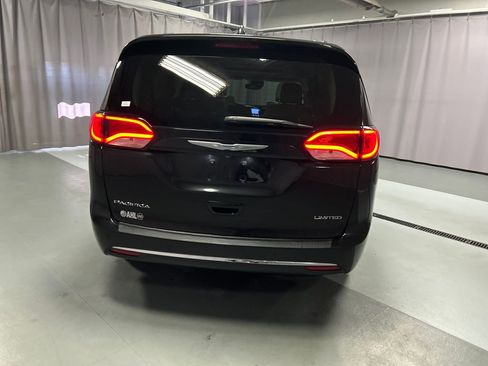 Used 2017 Chrysler Pacifica Limited FWD image 6