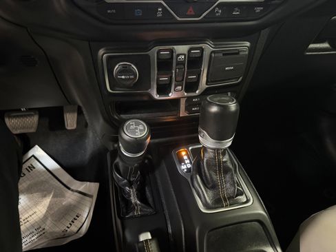 Used 2022 Jeep Wrangler Unlimited Sahara AWD/4WD image 33