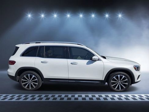 Used 2022 Mercedes-Benz GLB 250 w/ Premium Package Lite image 2