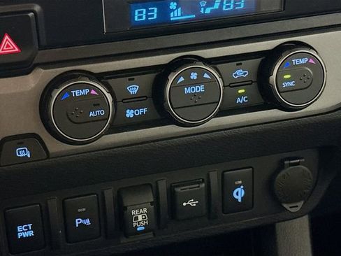 Used 2022 Toyota Tacoma TRD Off-Road image 17