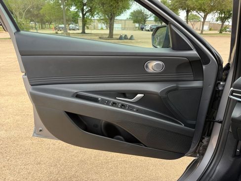 Used 2025 Hyundai Elantra SEL image 18